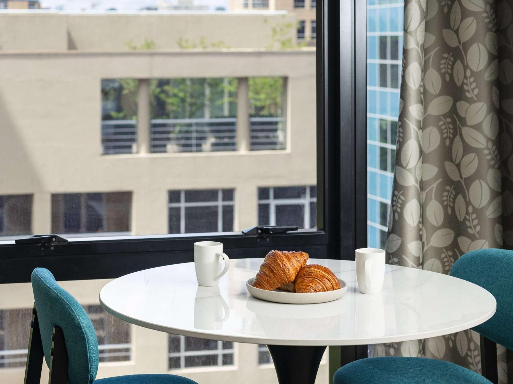 The Olsen Melbourne Art Series Exterior foto A table and chairs